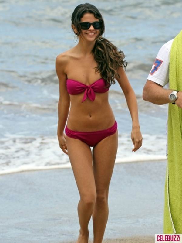 Selena_Gomez_hot_bikini_pics_3.jpg