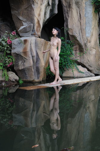 大自然山水畫裡的裸女_甜美情色貼圖